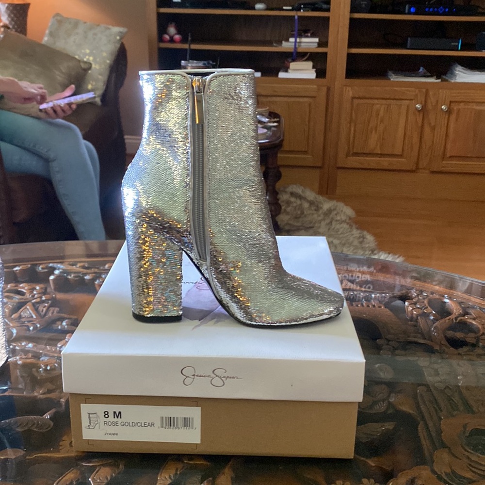 Kendall and Kylie silver sequined shiny boot💃